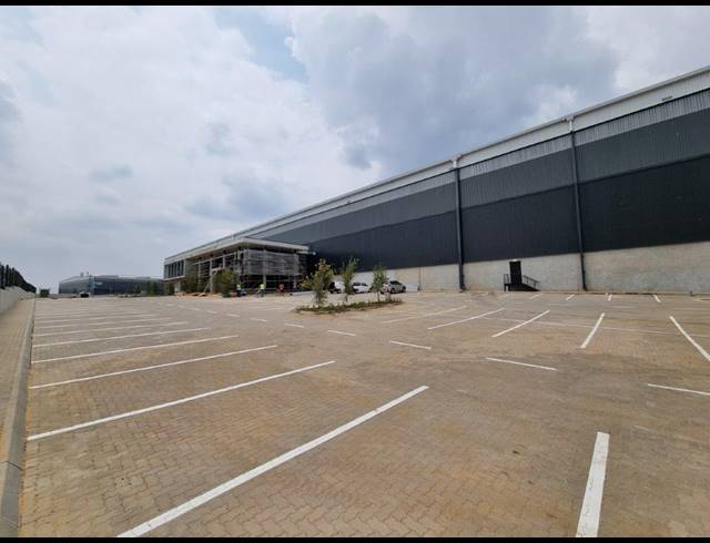 19,099M² WAREHOUSE TO LET IN LONGLAKE